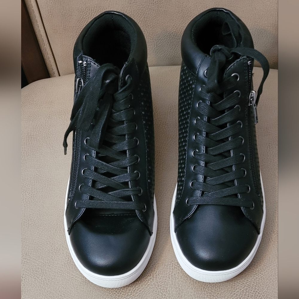 Side Zip High Top..... Size 8.5 (40M)...NEW